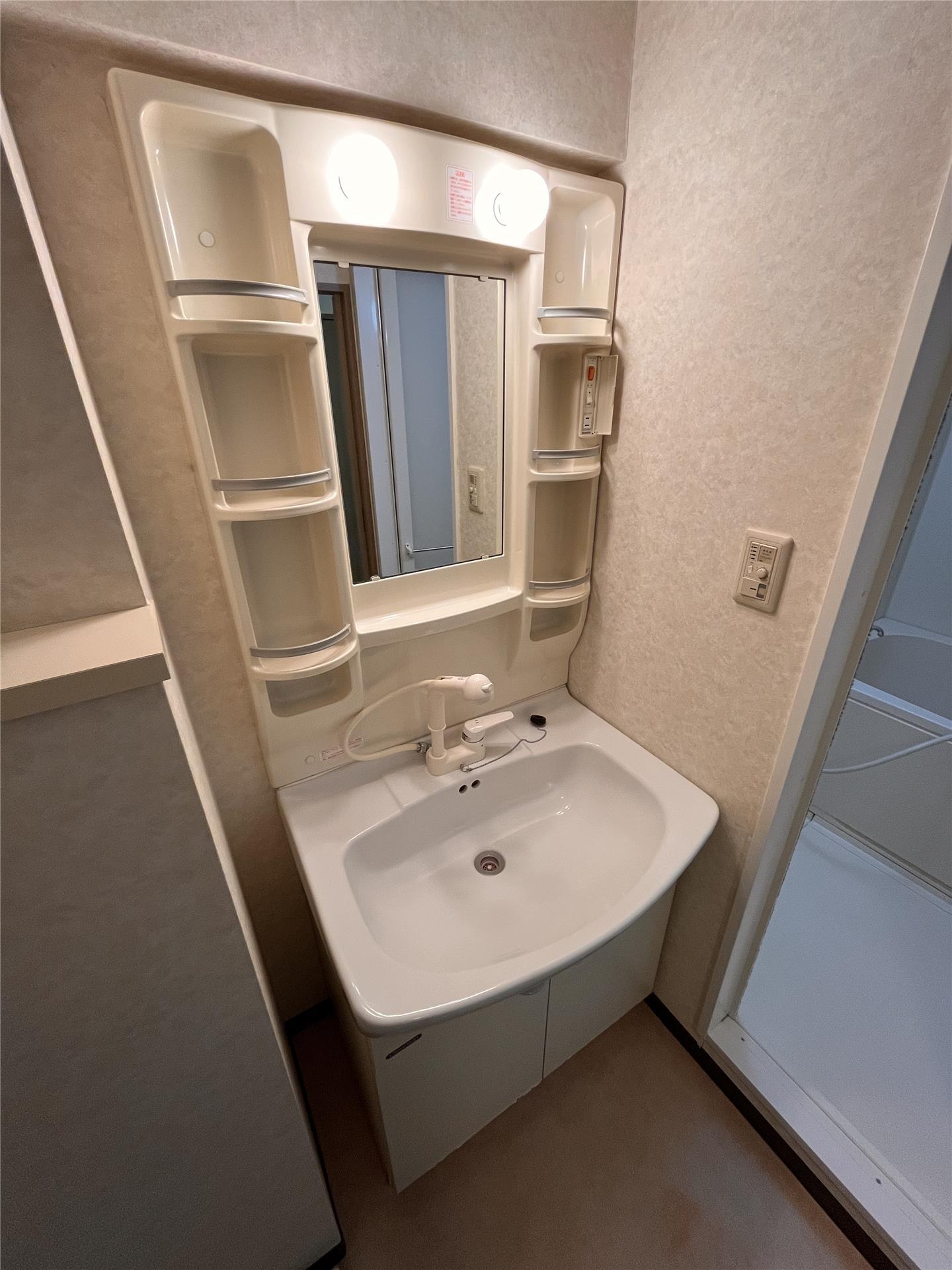 洗面設備　写真は別部屋です。