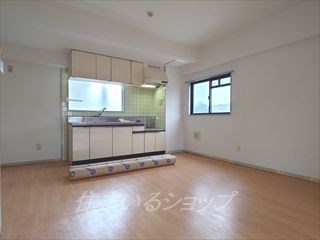 キッチン　改装中の内観です