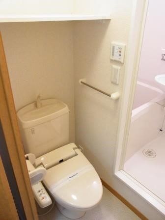 その他　温水洗浄便座付き！上には収納棚も付いています。