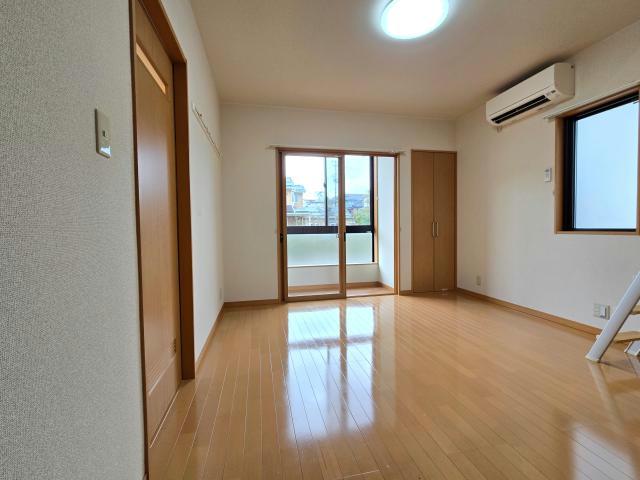 ＪＲ越後線 内野駅 徒歩8分 2階建 築15年の居間写真