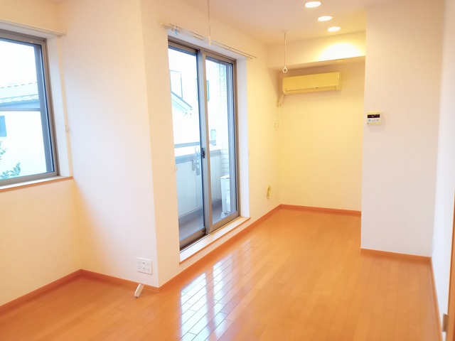 居室・リビング　★窓が多くて明るいお部屋です★