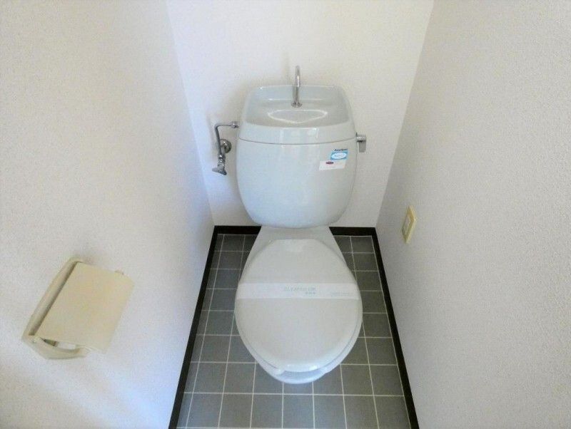 京王線 上北沢駅 徒歩4分 2階建 築36年のトイレ写真