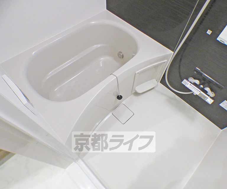 バス・シャワールーム　ゆったり浸かれるお風呂です。