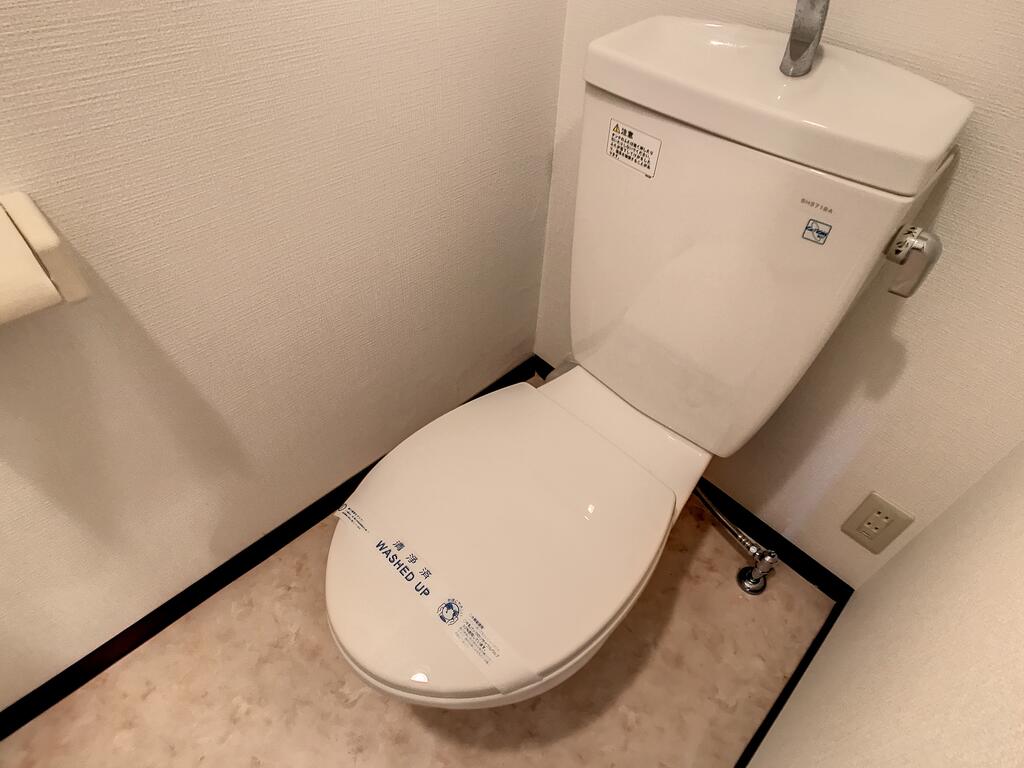 トイレ　温水洗浄便座に交換されます。