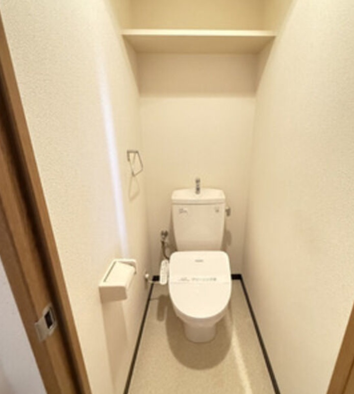 トイレ　（写真は同タイプ反転）