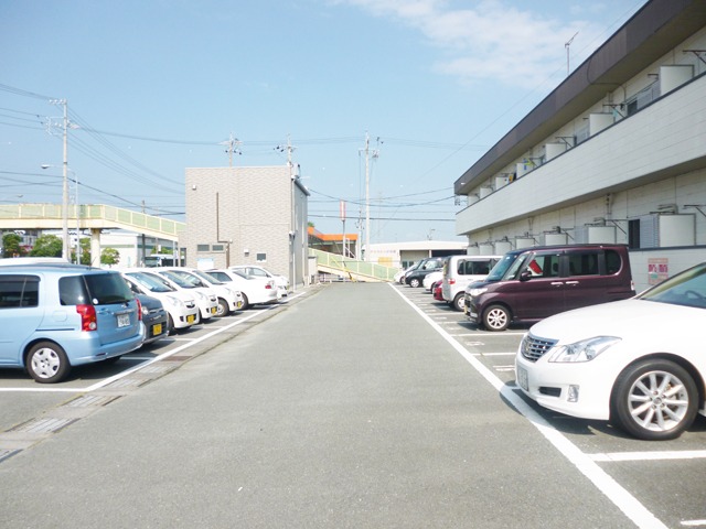 駐車場　広々駐車場で停めやすい♪
