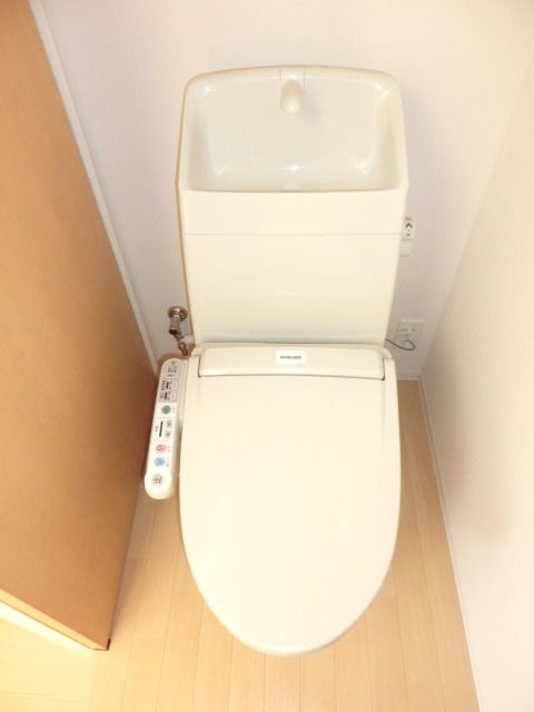 トイレ　ウォシュレットになります。あると便利ですね。