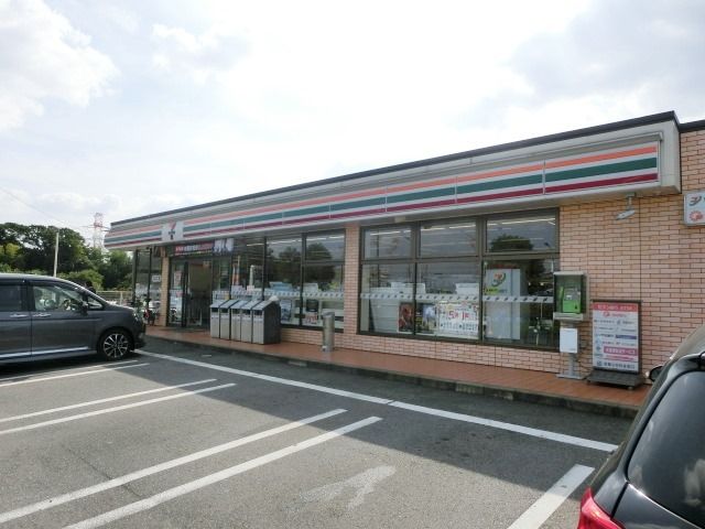 コンビニ　セブンイレブン（コンビニ）まで550m