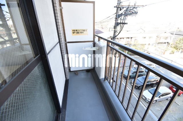 バルコニー　竿掛けもついているのでしっかり洗濯物を干せます