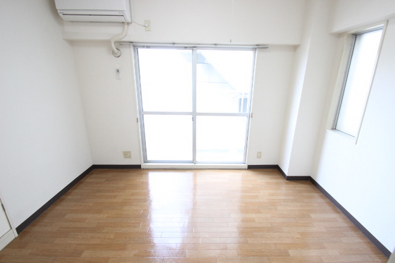 居室・リビング　※別号室の写真です