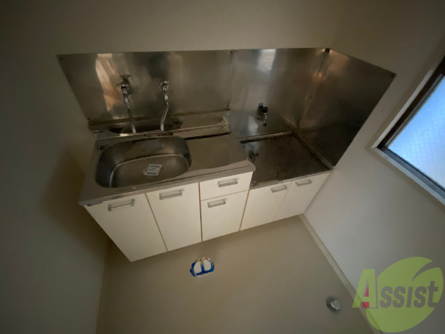 キッチン　シンプルなキッチンです。一人暮らしにはちょうどいいサイズ。