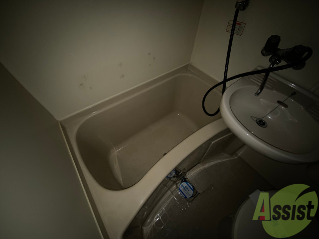 バス・シャワールーム　バスルームは狭すぎず、シャワーも浴びやすそうです。