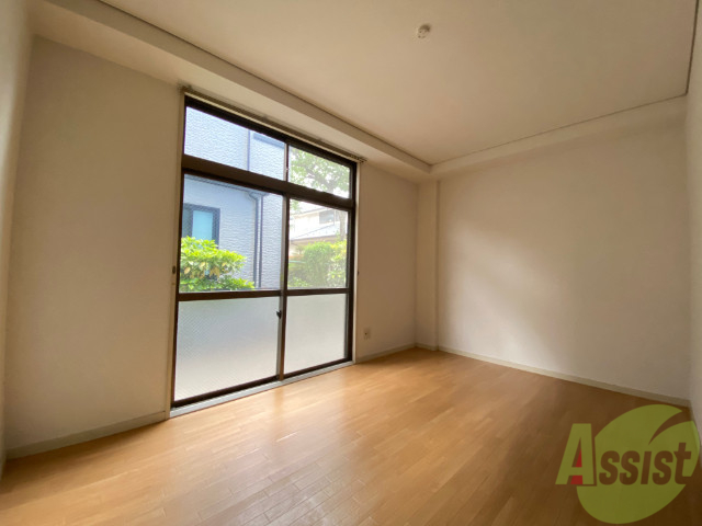 その他部屋・スペース　寝室もこちらのお部屋になります、優しい日差しが差し込んでます