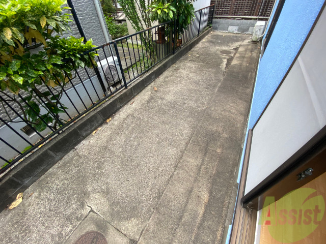 バルコニー　バルコニー。洗濯物がはかどりそうな広さがありますよ。