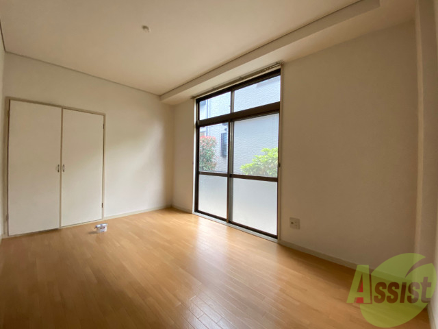 居室・リビング　６帖の洋室です。広々として、きれいですね。