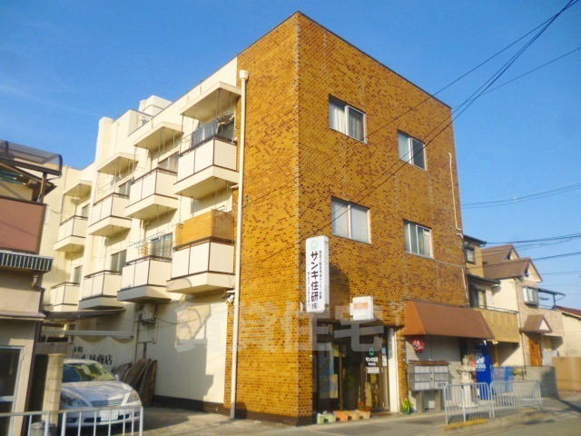 池田市荘園のマンションの建物外観