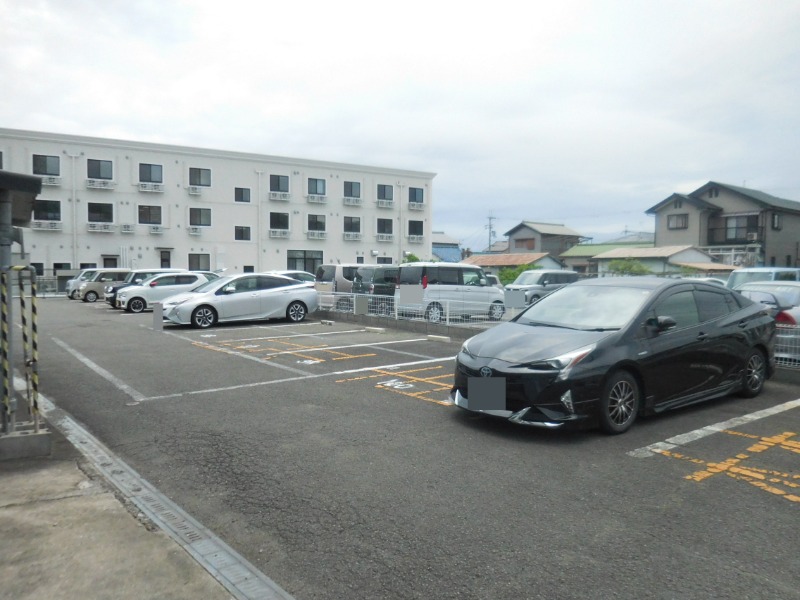 【パレ・ロワイヤル吉田の駐車場】