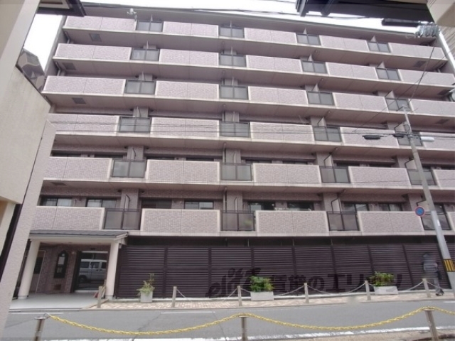 京都市伏見区深草十九軒町のマンションの建物外観