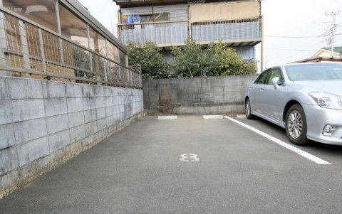 【グリュッグ神宮西の駐車場】