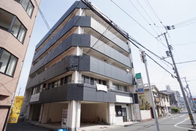 松山市木屋町のマンションの建物外観