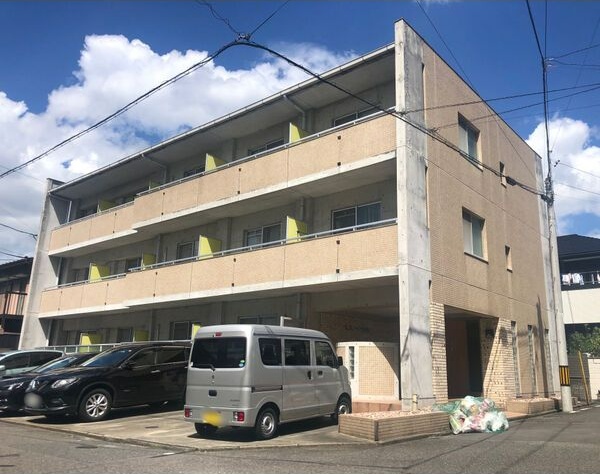 【名古屋市西区万代町のマンションの建物外観】