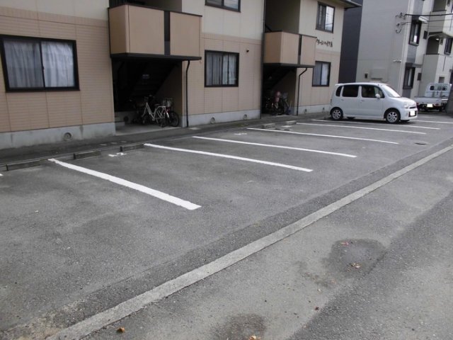 【笛吹市春日居町小松のアパートの駐車場】