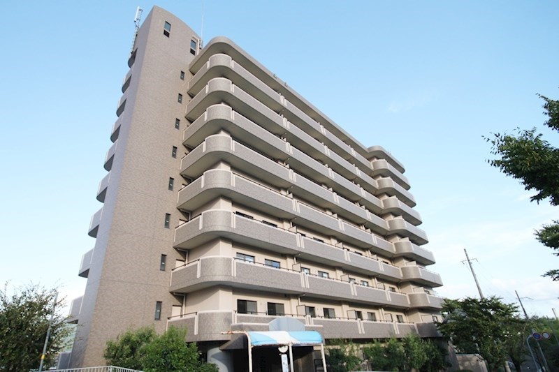 川西市萩原のマンションの建物外観