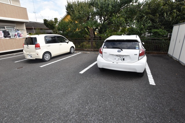 【モダンヒルズの駐車場】