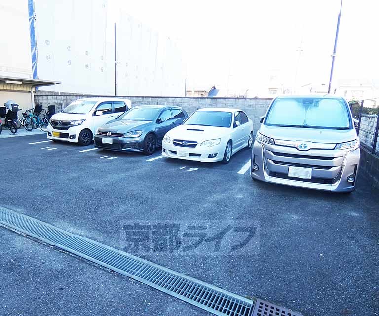 【京都市伏見区城通町のマンションの駐車場】