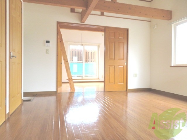 居室・リビング　リビングはこんな感じです。窓が大きくてよく陽が入ってきます。