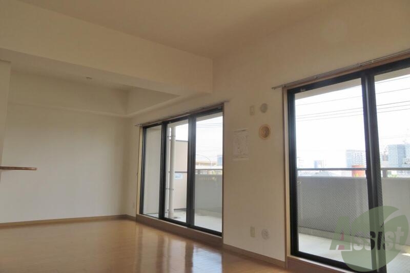 居室・リビング　広いリビングダイニング。これだけ広ければパーティーも開けそう