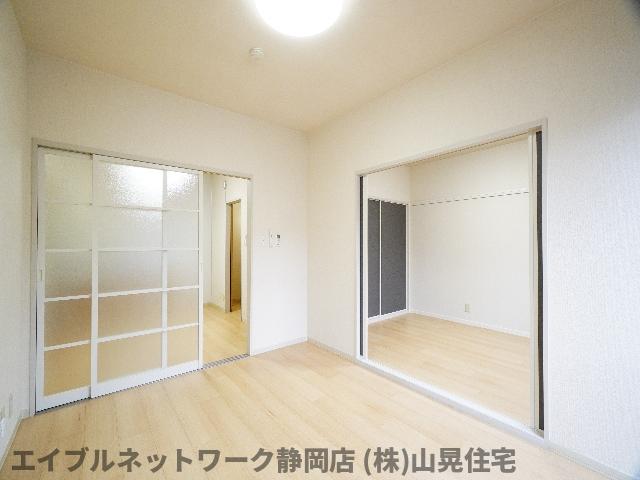 居室・リビング　こちらの居間で趣味の時間をお楽しみください