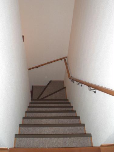 玄関　2Ｆは玄関をあけると階段になります