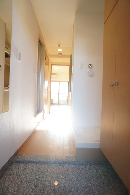玄関　参考写真（同建物別部屋のものです）