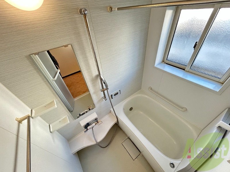 バス・シャワールーム　浴室は広々としております。一日の疲れを癒しましょう。