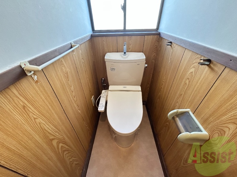 トイレ　トイレは嬉しい温水洗浄便座付になります。