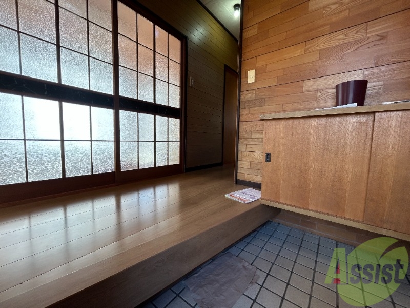 玄関　玄関は広々としており、靴の着脱も楽ちんです。