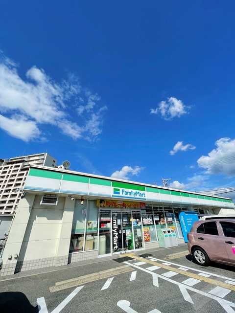コンビニ　ファミリーマート（コンビニ）まで266m