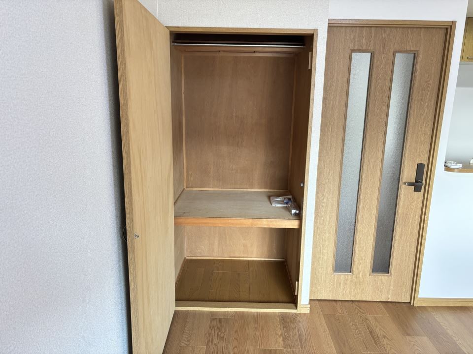 収納　ハンガーパイプ付き上下２段収納です