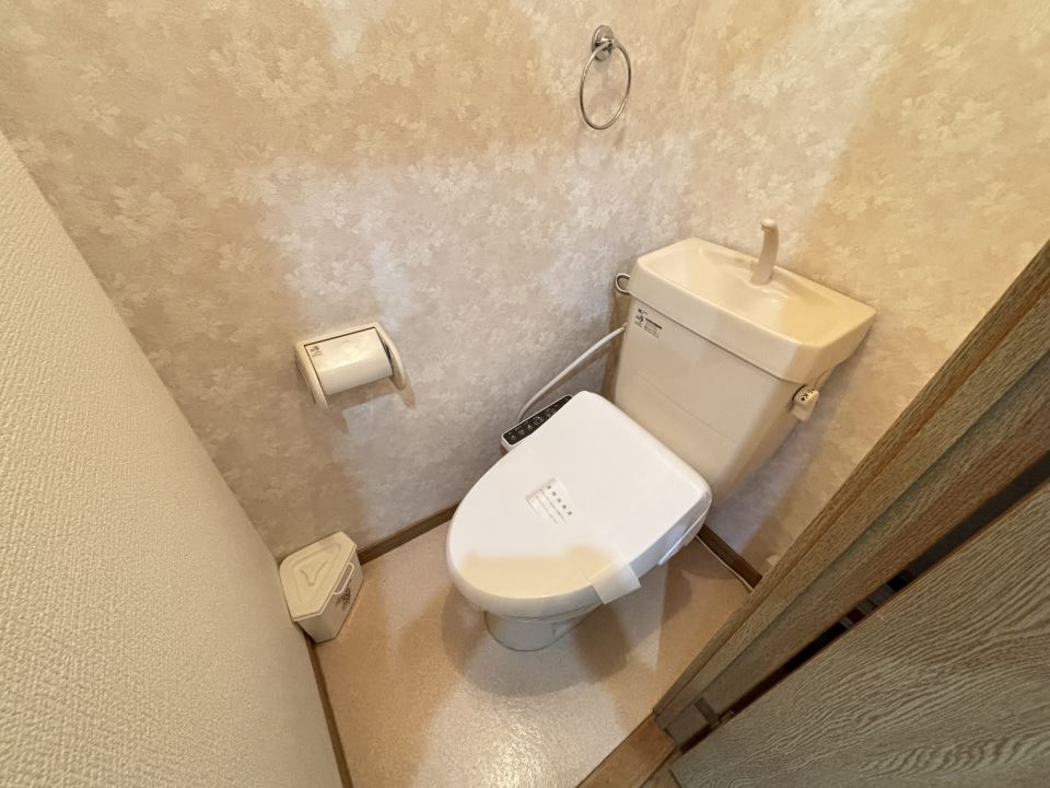 トイレ　温水洗浄便座付きです