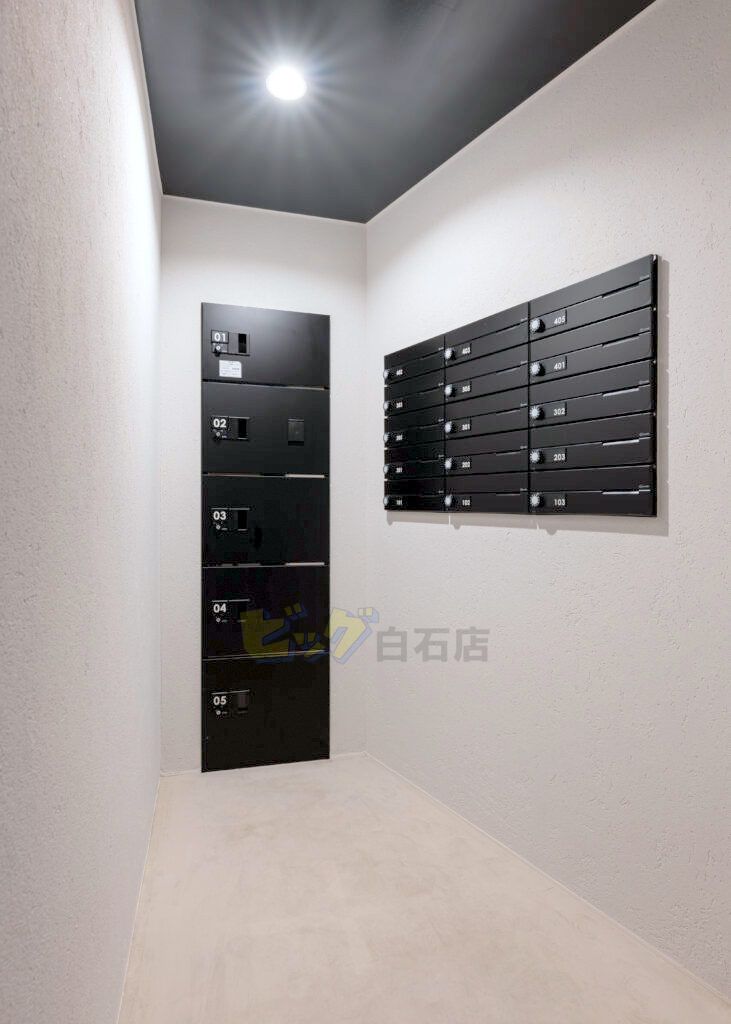 エントランス　留守中でも荷物が受け取れて便利な宅配ＢＯＸ完備しています♪