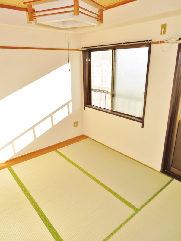 居室・リビング　フローリングだけでなく、和室もあります