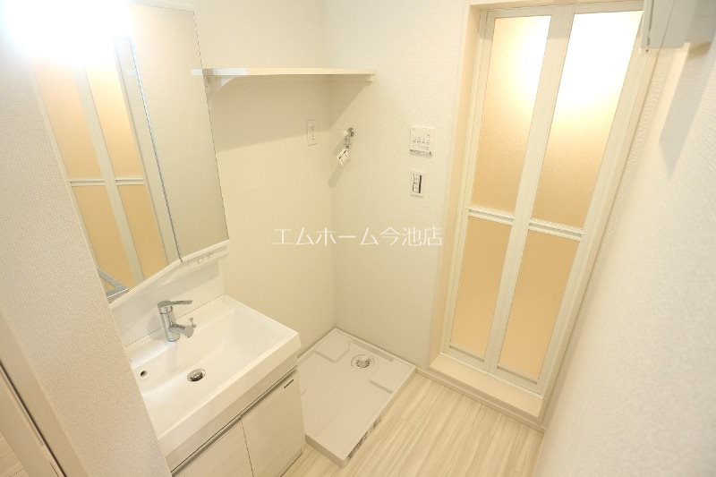 洗面設備　脱衣所　独立洗面台（シャンプードレッサー付）