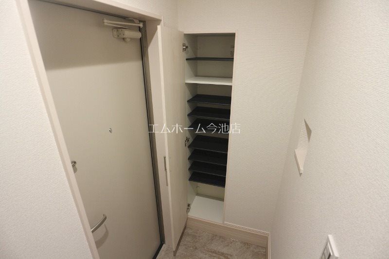 玄関　玄関（シューズボックス充実）