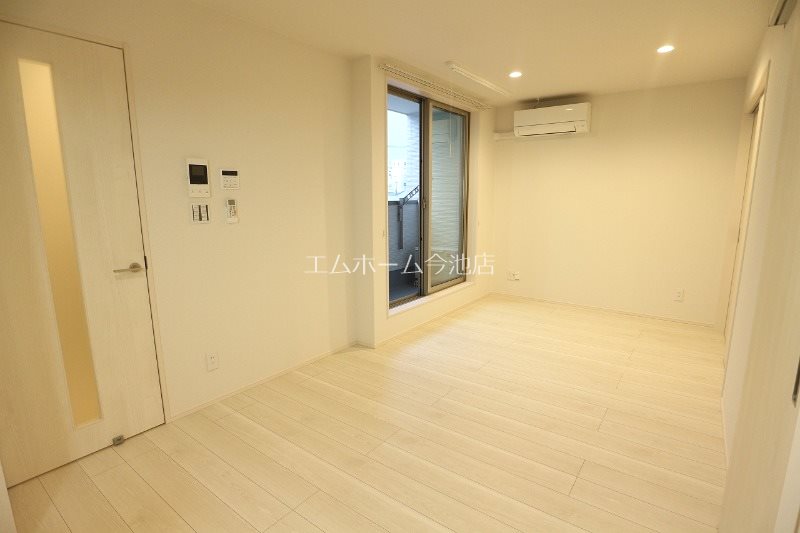 居室・リビング　LDK9.8帖　エアコン付　バルコニーに面しています