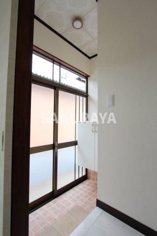 玄関　現況と異なる場合があります。