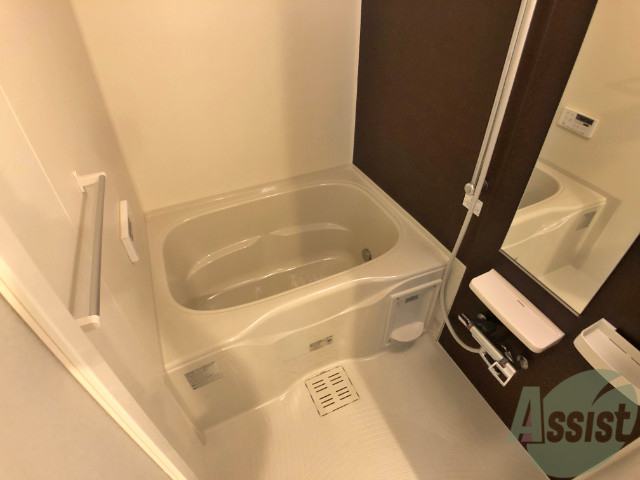 バス・シャワールーム　お風呂です。肩までゆっくりと浸かることができます。