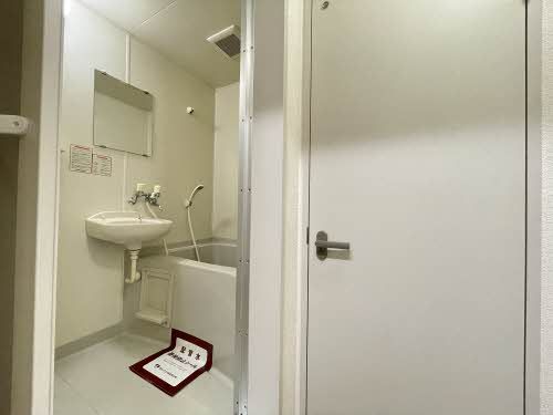 バス・シャワールーム　浴室入り口