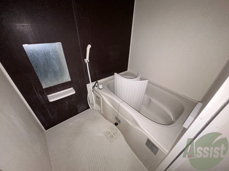 バス・シャワールーム　浴室は広めなのでゆったり落ち着けそうですね。