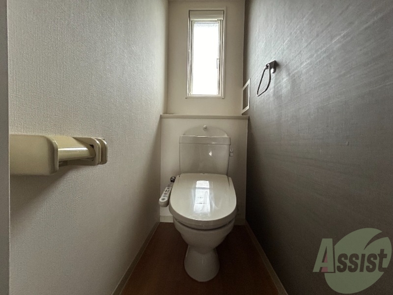 トイレ　トイレには窓があるので日中は電気を点けなくても大丈夫です。